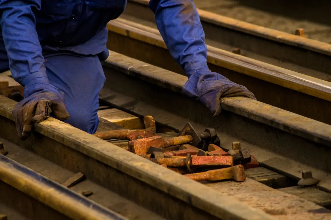 Mains gantées d'un ouvrier ferroviaire au travail, formation SECUFER Lille